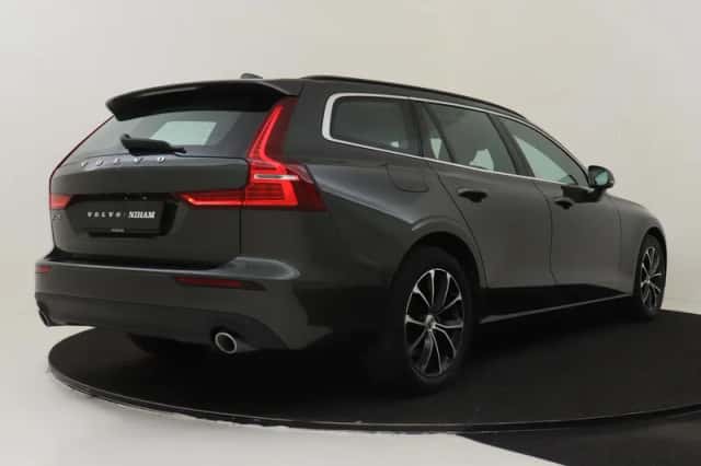 Volvo V60 (2021) thumbnail 2