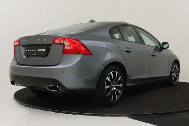 Volvo S60 (2018) thumbnail 2
