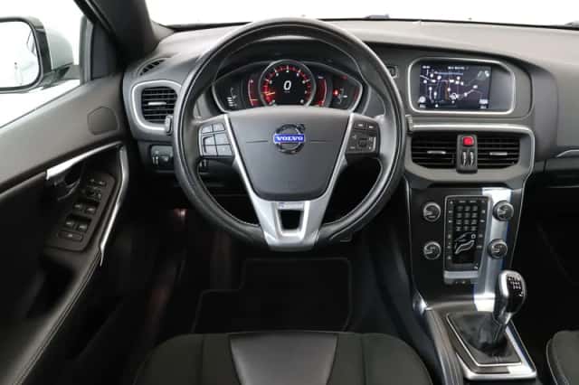 Volvo V40 (2015) thumbnail 1