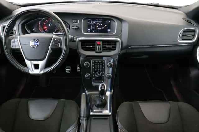 Volvo V40 (2015) thumbnail 3
