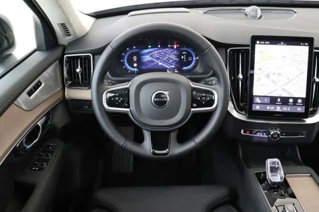 Volvo XC90 (2025) thumbnail 1