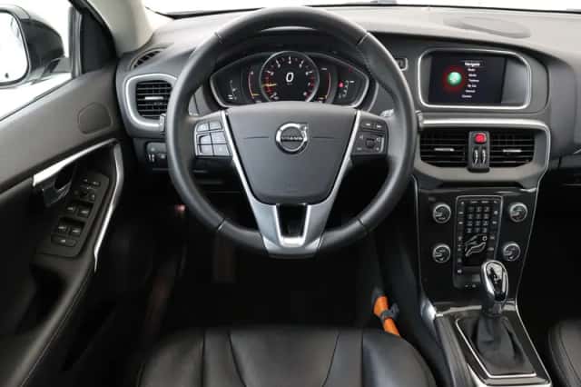Volvo V40 (2019) thumbnail 1