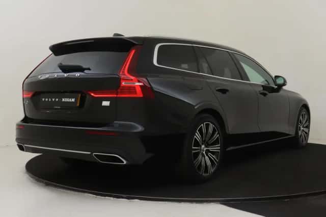 Volvo V60 (2022) thumbnail 2