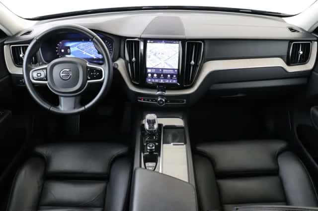 Volvo XC60 (2022) thumbnail 3