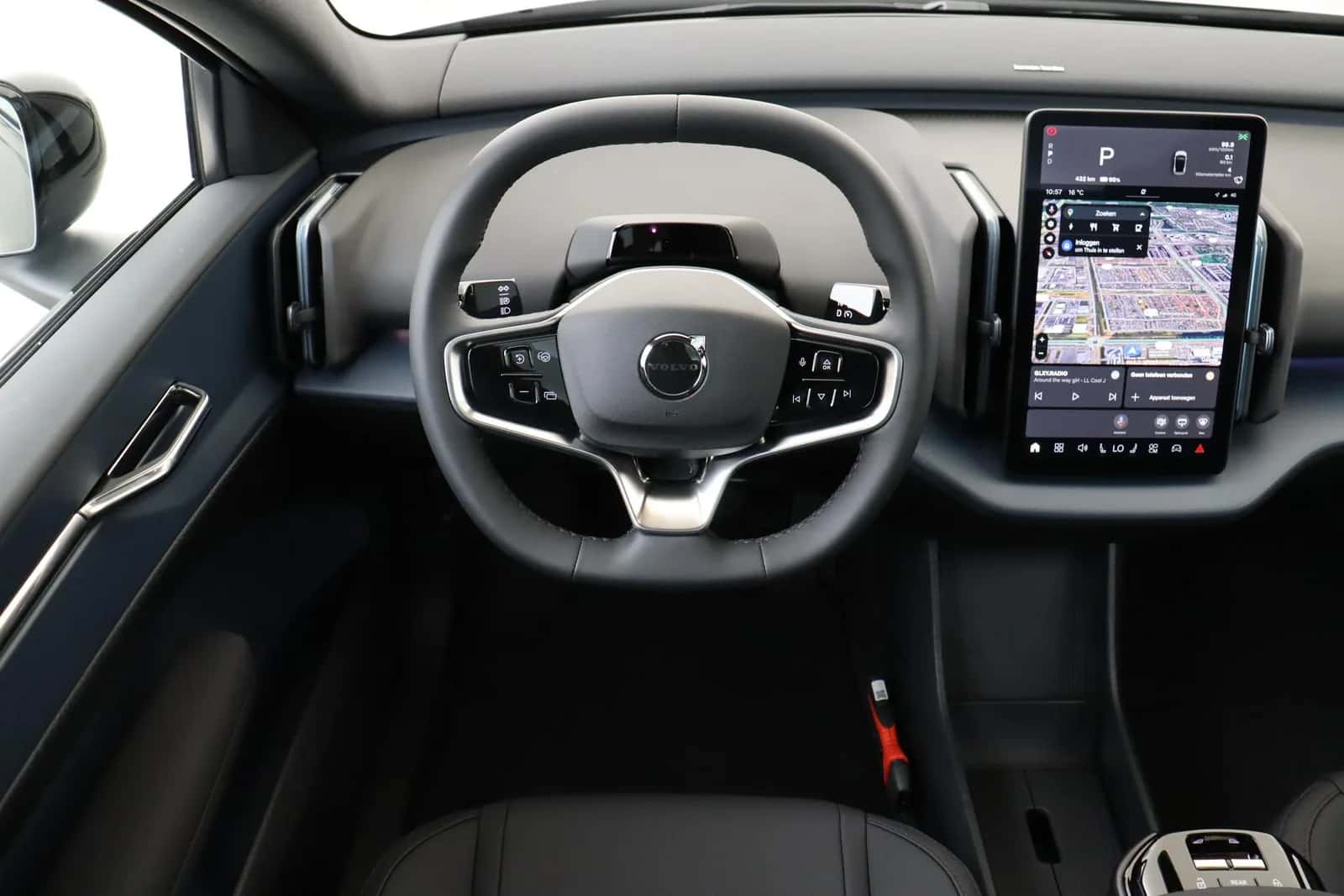 Volvo EX30 (2025) — foto 1