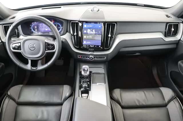 Volvo XC60 (2023) thumbnail 3