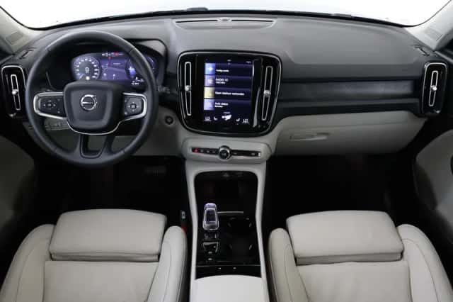 Volvo XC40 (2023) thumbnail 3