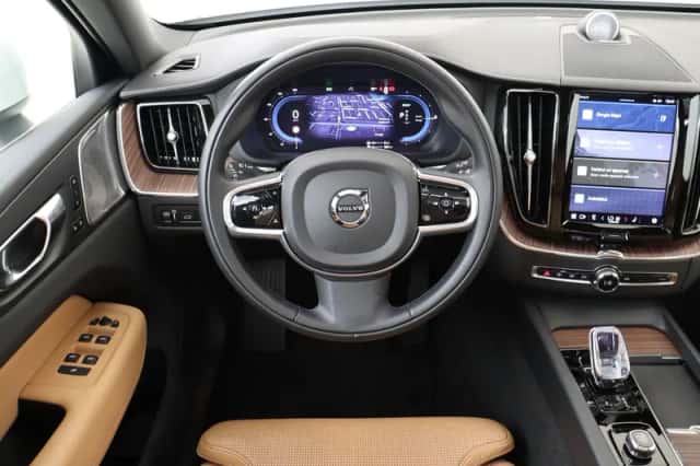 Volvo XC60 (2021) thumbnail 2