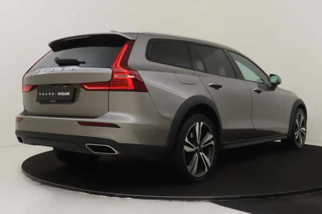 Volvo V60 (2022) thumbnail 2