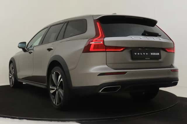 Volvo V60 (2022) thumbnail 4