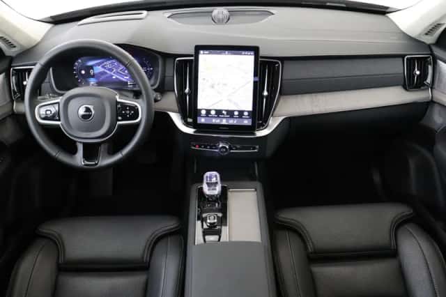 Volvo XC90 (2025) thumbnail 3