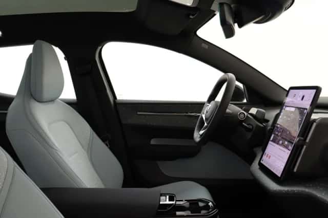 Volvo EX30 (2025) thumbnail 9