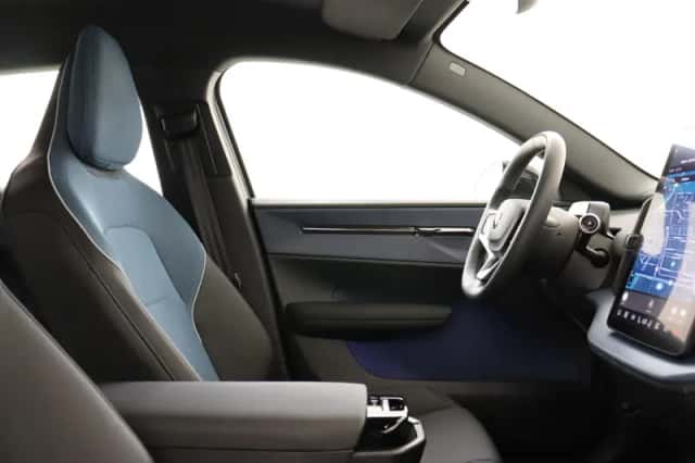 Volvo EX30 (2024) thumbnail 7