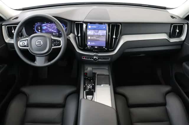 Volvo XC60 (2023) thumbnail 3