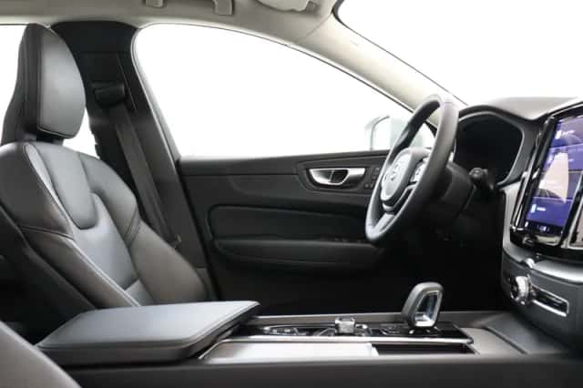 Volvo XC60 (2023) thumbnail 7