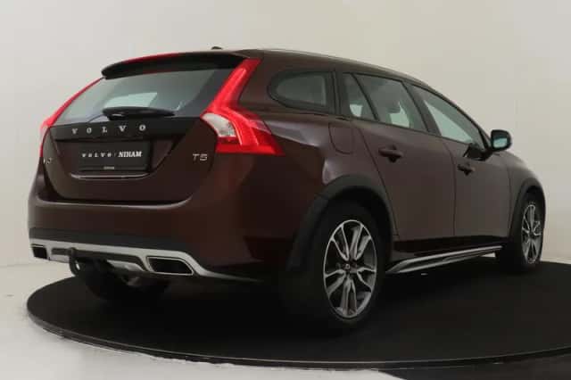 Volvo V60 (2018) thumbnail 2