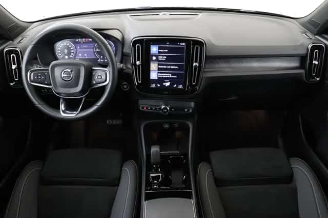 Volvo XC40 (2023) thumbnail 3
