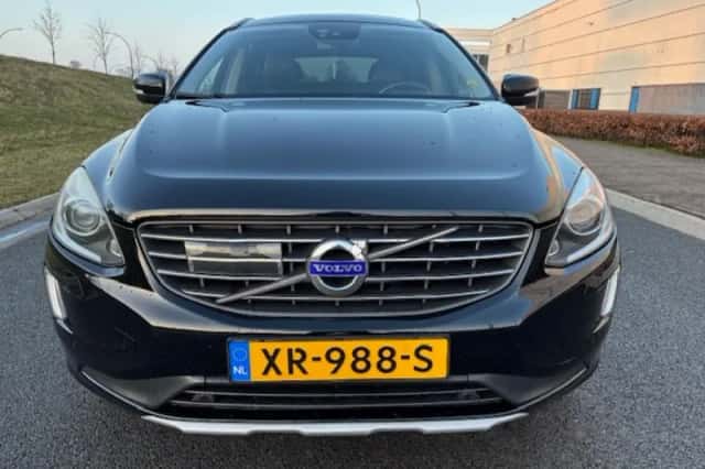 Volvo XC60 (2015) thumbnail 3