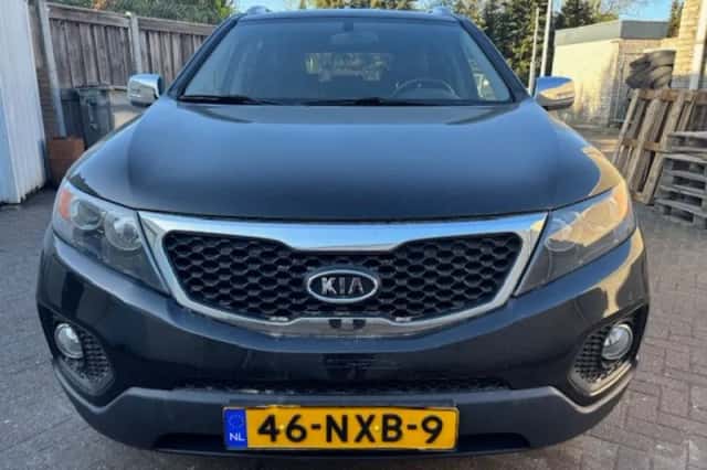 Kia Sorento (2010) thumbnail 2