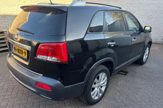 Kia Sorento (2010) thumbnail 4