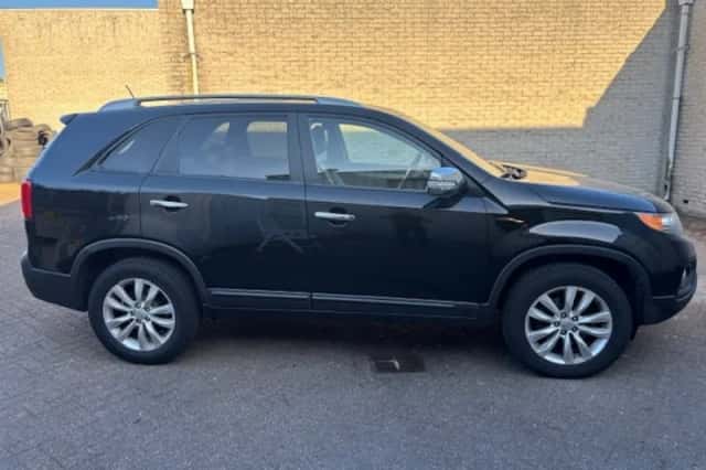 Kia Sorento (2010) thumbnail 6