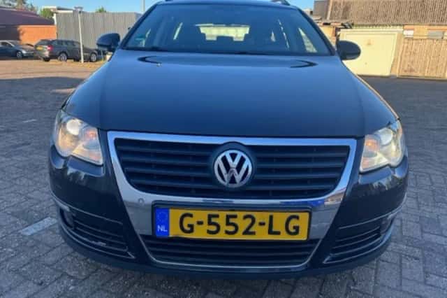 Volkswagen Passat (2009) thumbnail 2