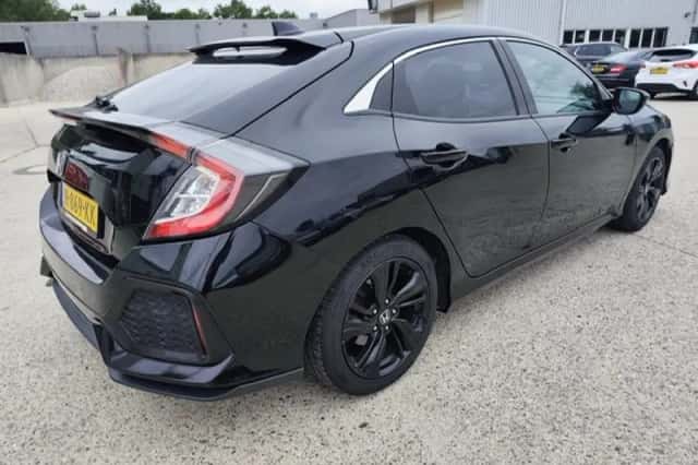 Honda Civic (2018) thumbnail 3