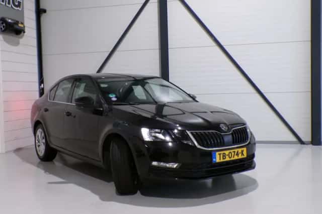 Škoda Octavia (2018) thumbnail 3