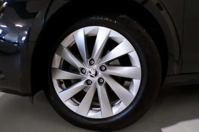 Škoda Octavia (2018) thumbnail 5