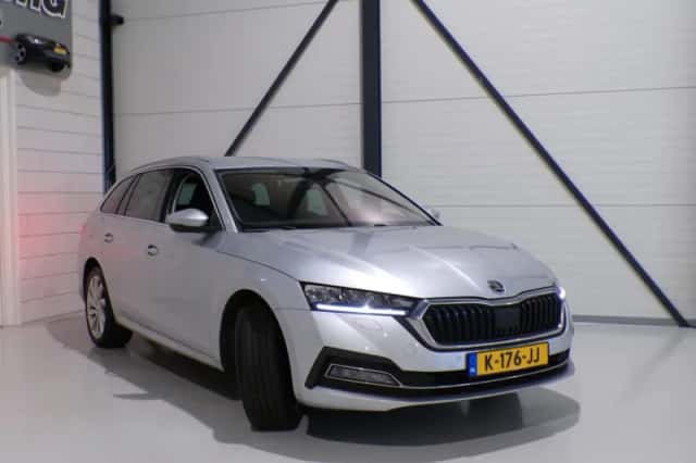 Škoda Octavia (2021) thumbnail 4