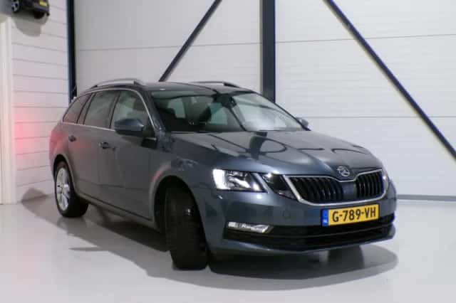 Škoda Octavia (2019) thumbnail 3