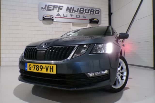 Škoda Octavia (2019) thumbnail 4