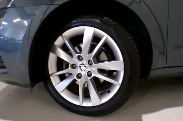 Škoda Octavia (2019) thumbnail 5