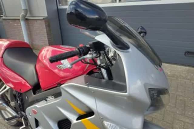 Honda VFR800FI (1999) thumbnail 3
