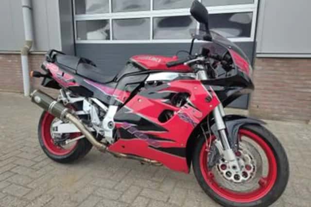 Suzuki GSX-R1100W (1995) thumbnail 1