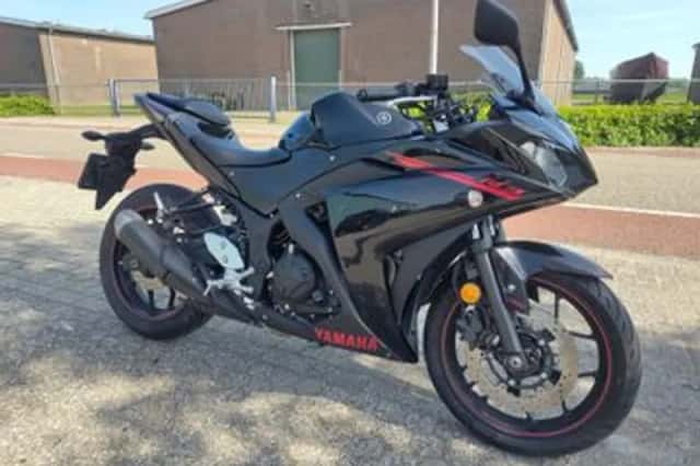YAMAHA YZF (2015) thumbnail 1