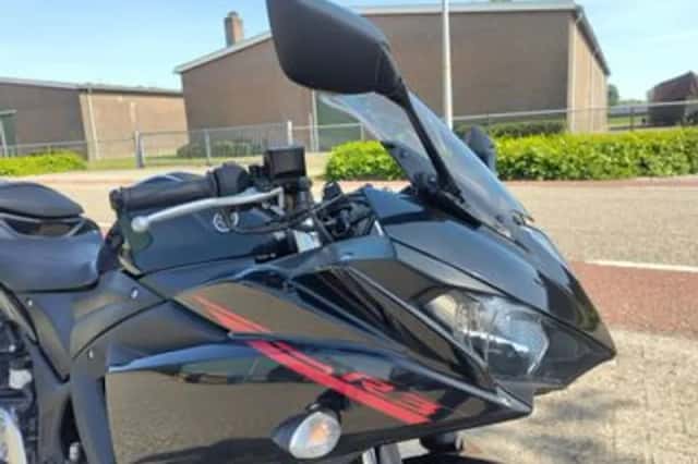 YAMAHA YZF (2015) thumbnail 3