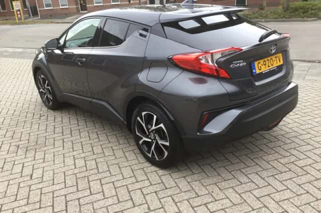 Toyota C-HR (2019) thumbnail 3
