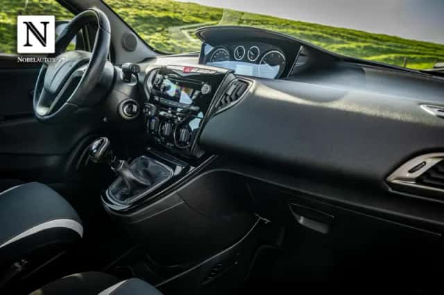 Lancia Ypsilon (2015) thumbnail 2