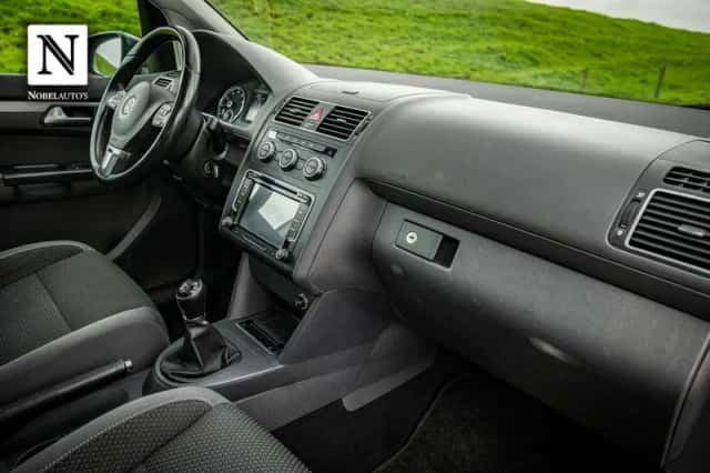 Volkswagen Touran (2014) thumbnail 2
