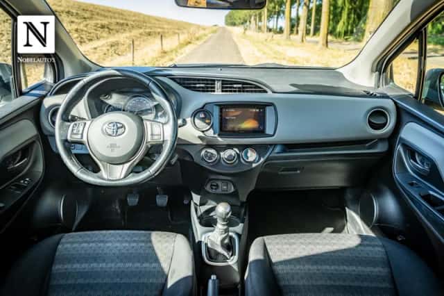 Toyota Yaris (2017) thumbnail 2