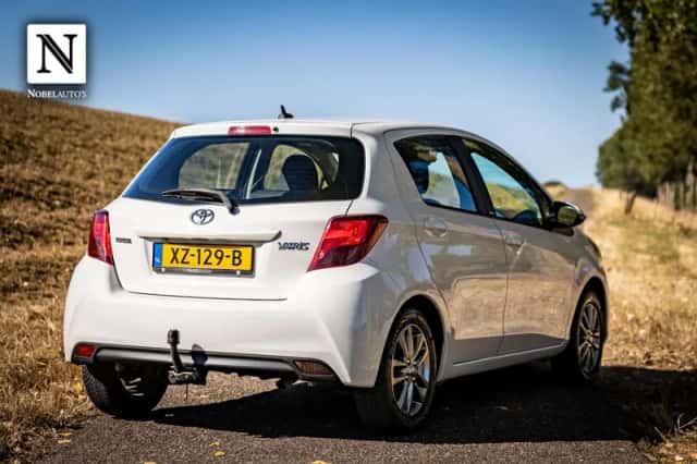 Toyota Yaris (2017) thumbnail 3