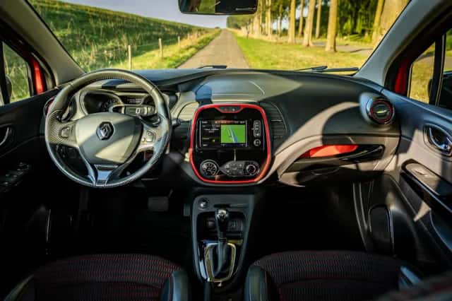 Renault Captur (2015) thumbnail 2