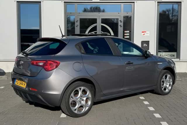 Alfa Romeo Giulietta (2015) thumbnail 2