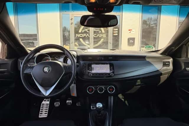 Alfa Romeo Giulietta (2015) thumbnail 3