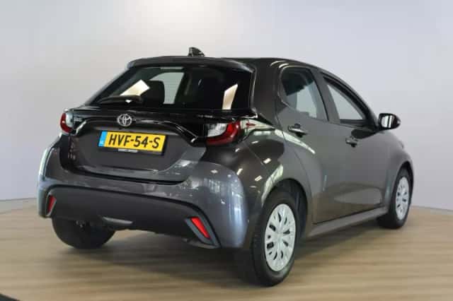 Toyota Yaris (2021) thumbnail 2