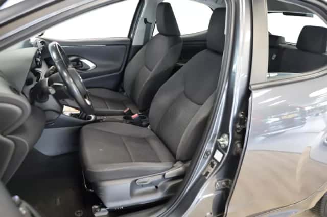 Toyota Yaris (2021) thumbnail 3
