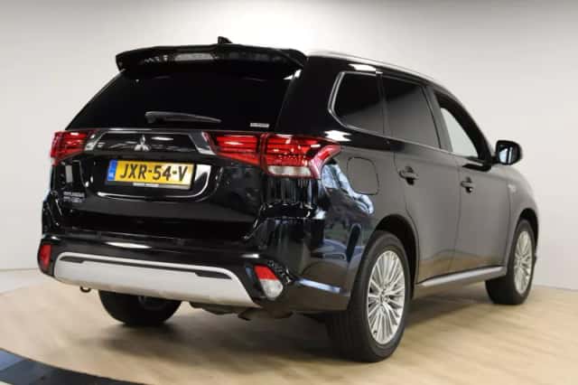 Mitsubishi Outlander (2020) thumbnail 2