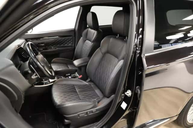 Mitsubishi Outlander (2020) thumbnail 3