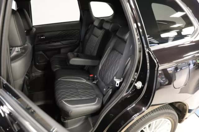 Mitsubishi Outlander (2020) thumbnail 4